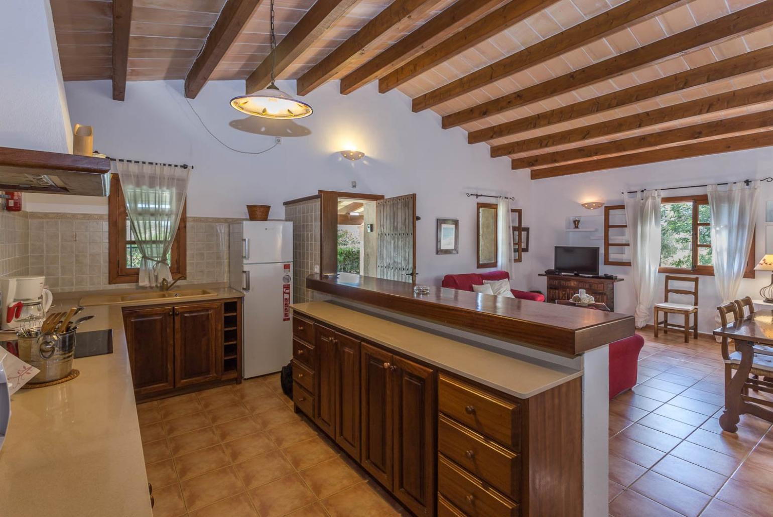 Equipped kitchen and open plan dining area