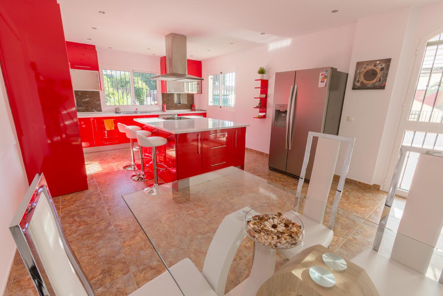 Equipped kitchen and open plan dining area