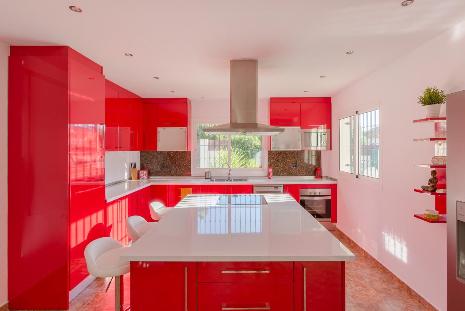 Equipped kitchen and open plan dining area