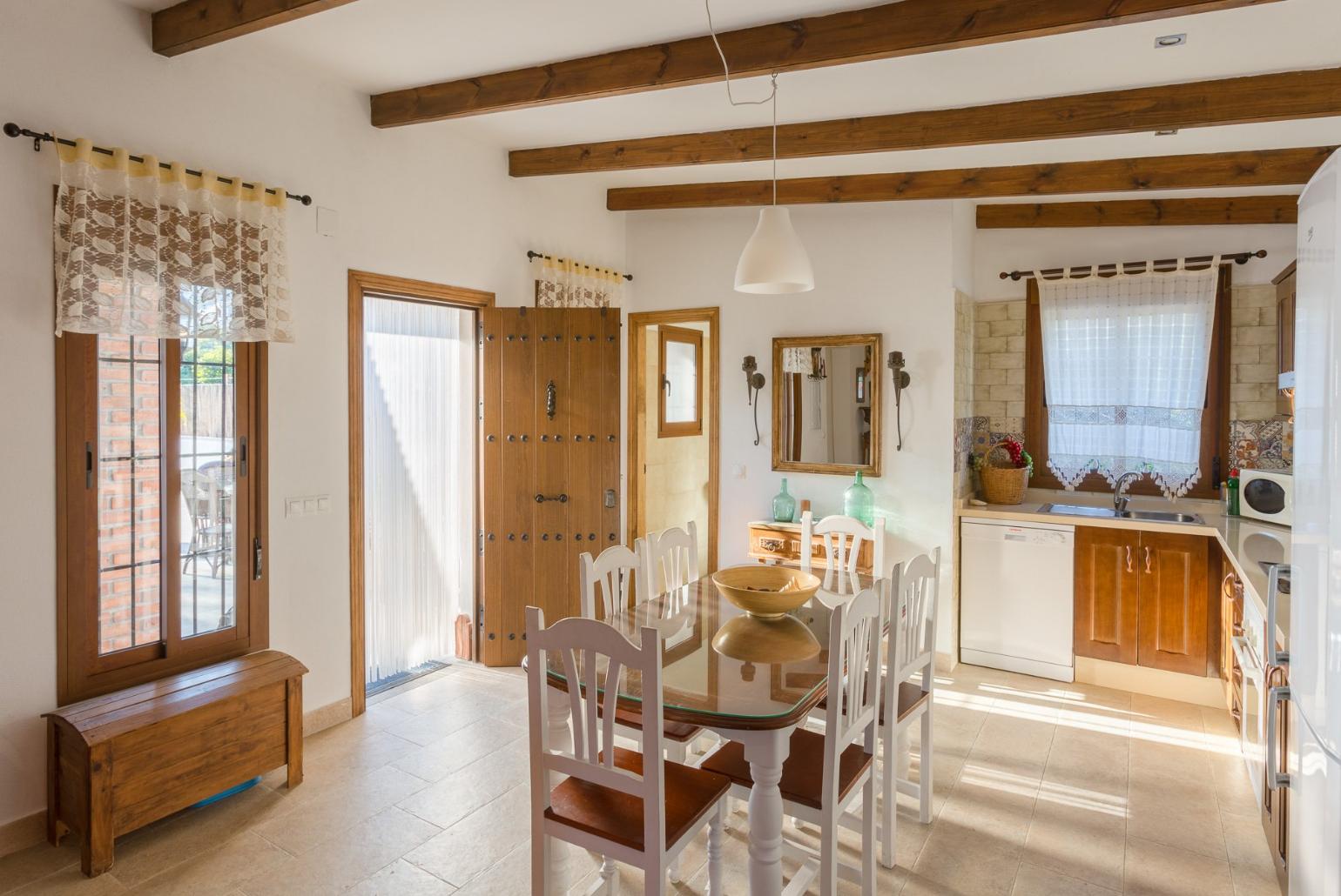Equipped kitchen and open plan dining area