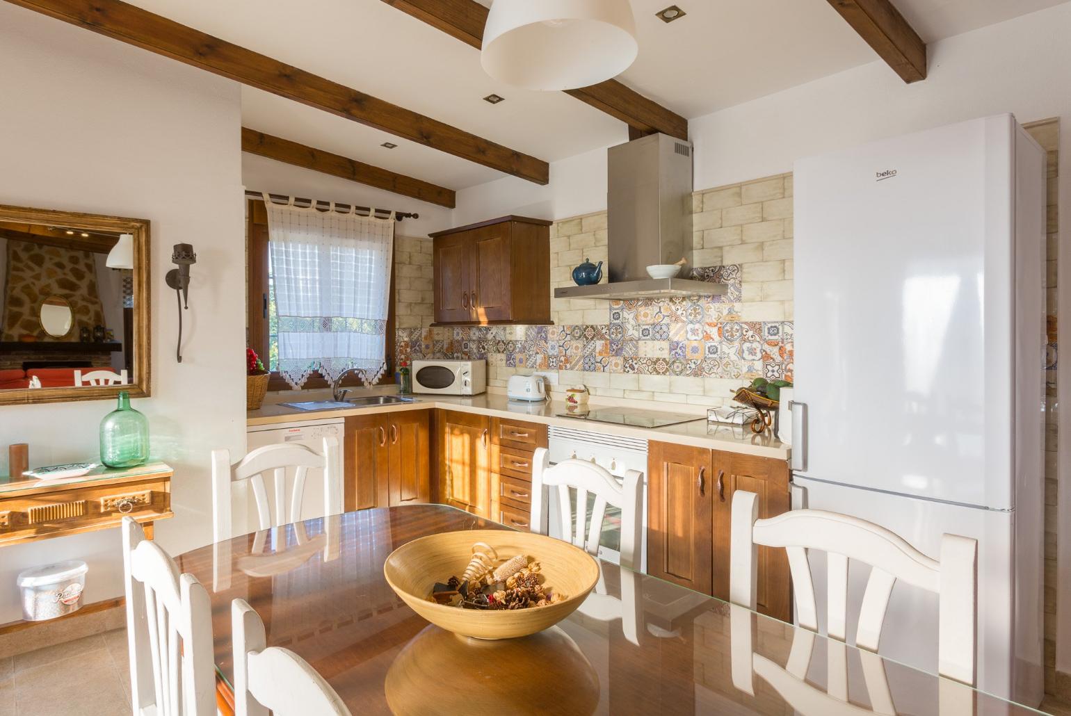 Equipped kitchen and open plan dining area