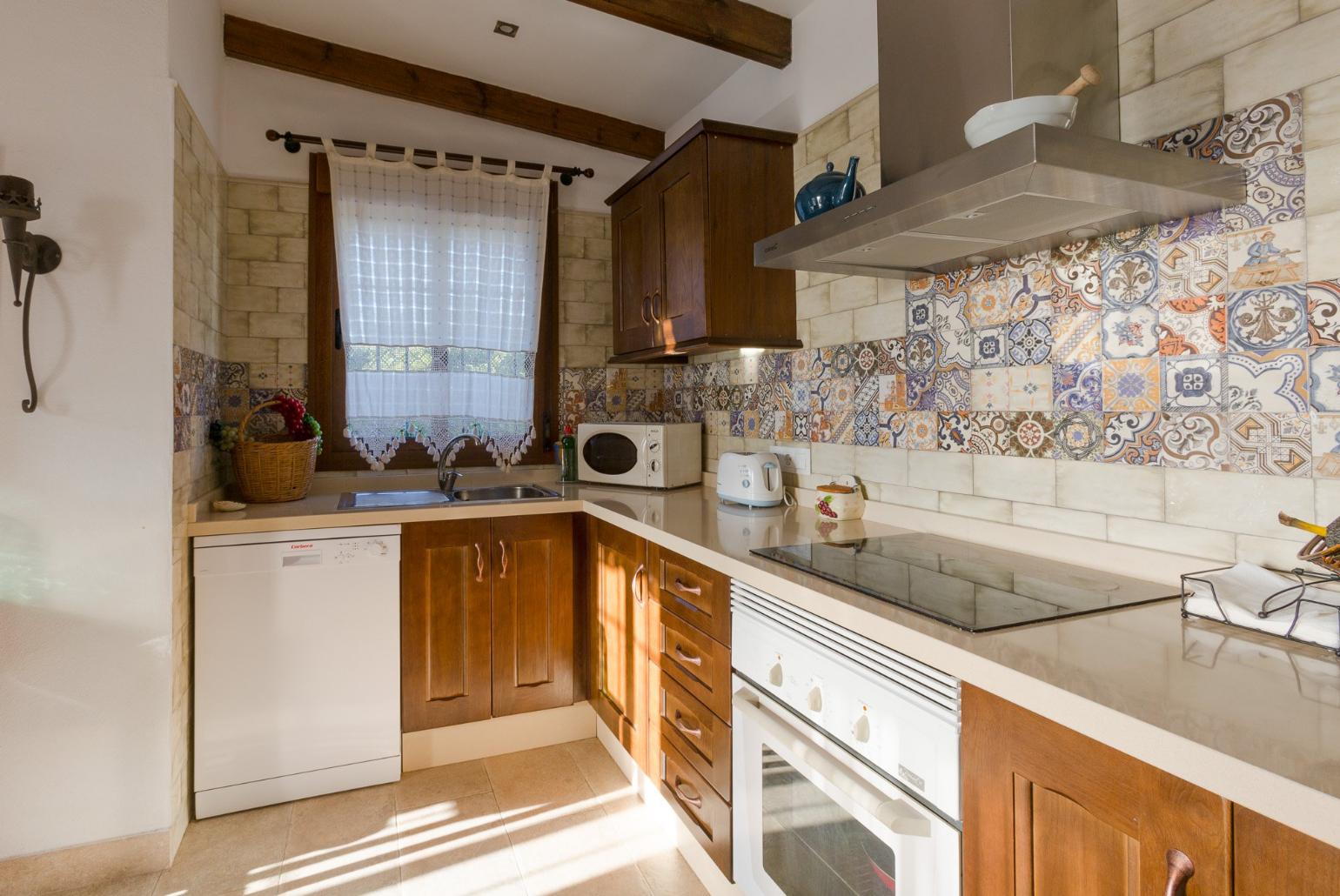 Equipped kitchen and open plan dining area