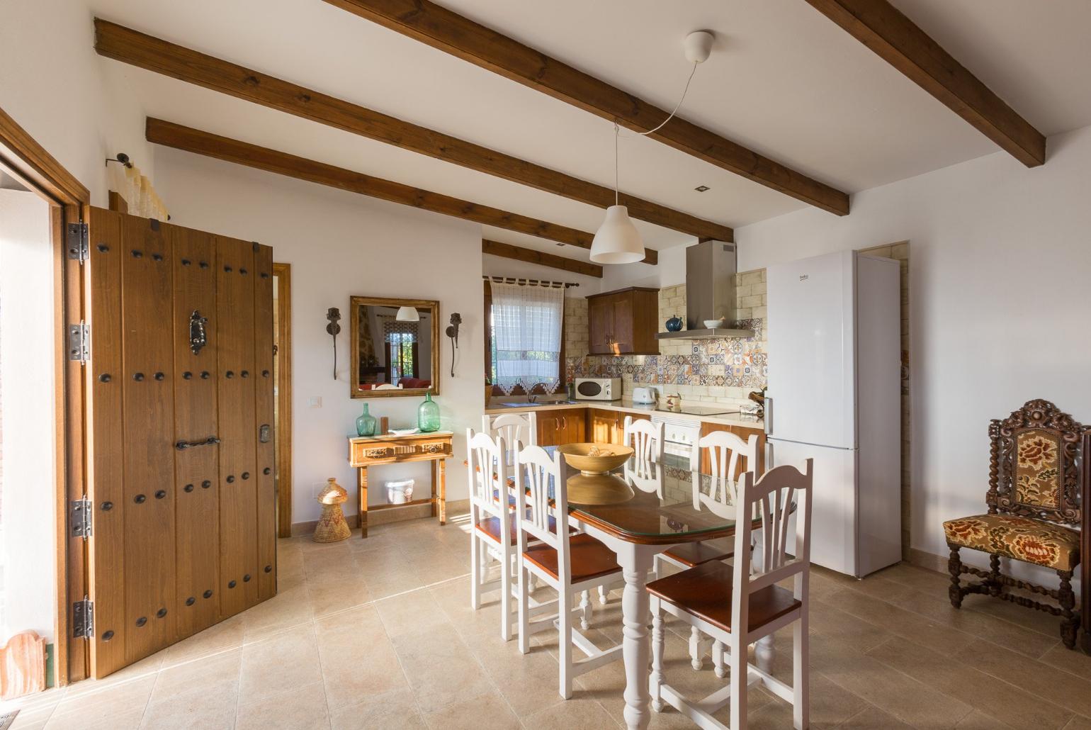 Equipped kitchen and open plan dining area
