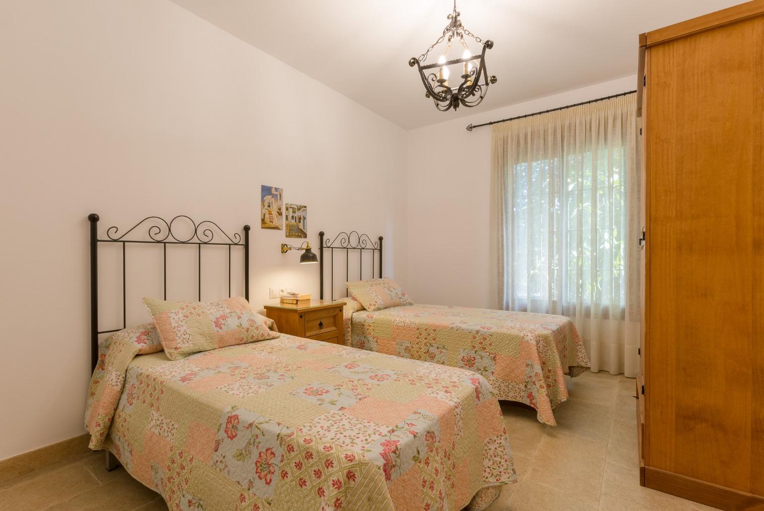 Twin bedroom with A/C