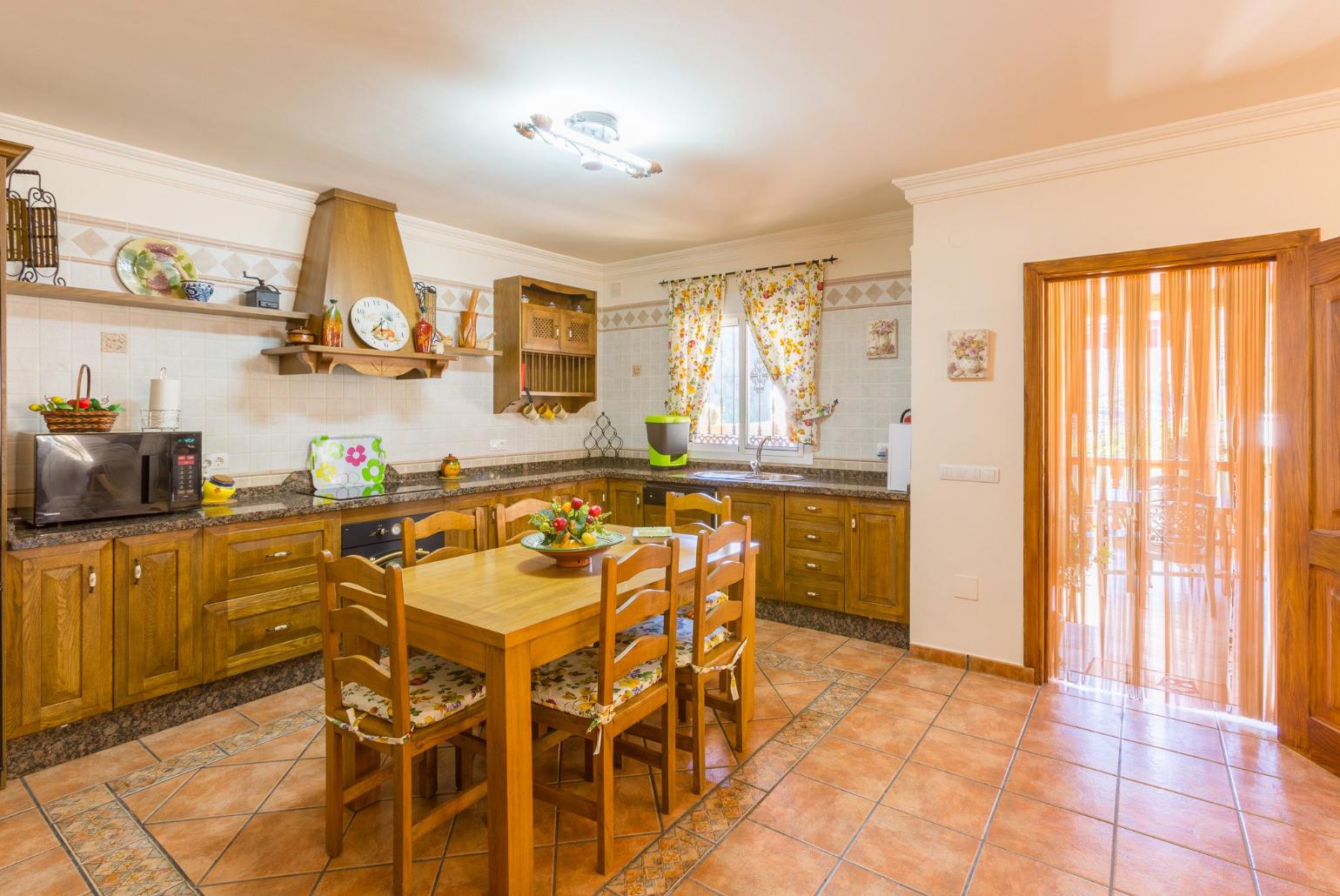 Equipped kitchen with dining area