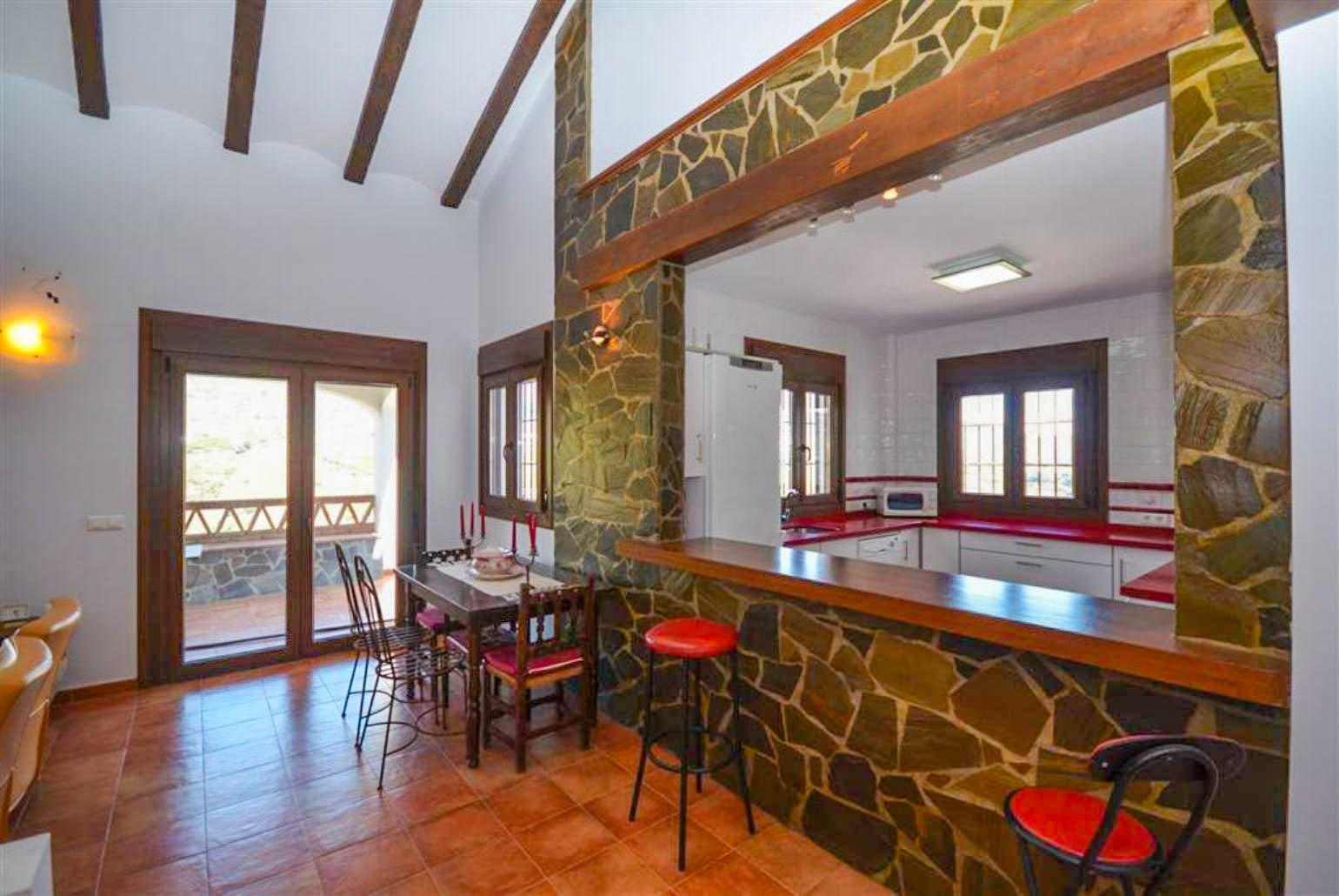 Equipped kitchen and open plan dining area
