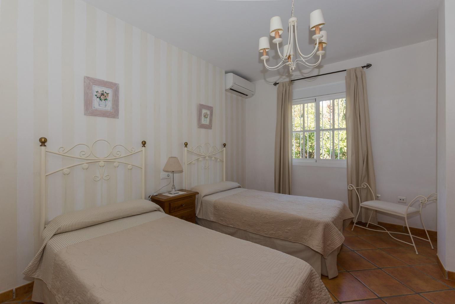  Twin bedroom with A/C