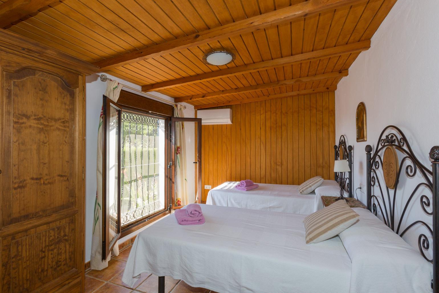  Twin bedroom with A/C