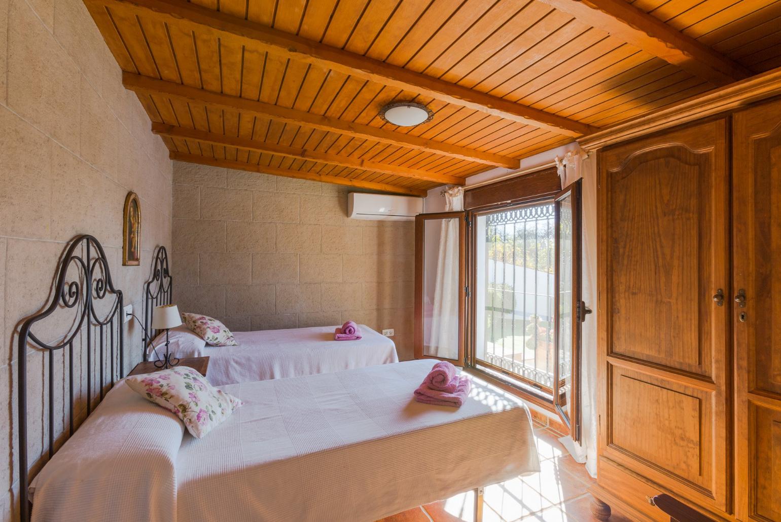  Twin bedroom with A/C