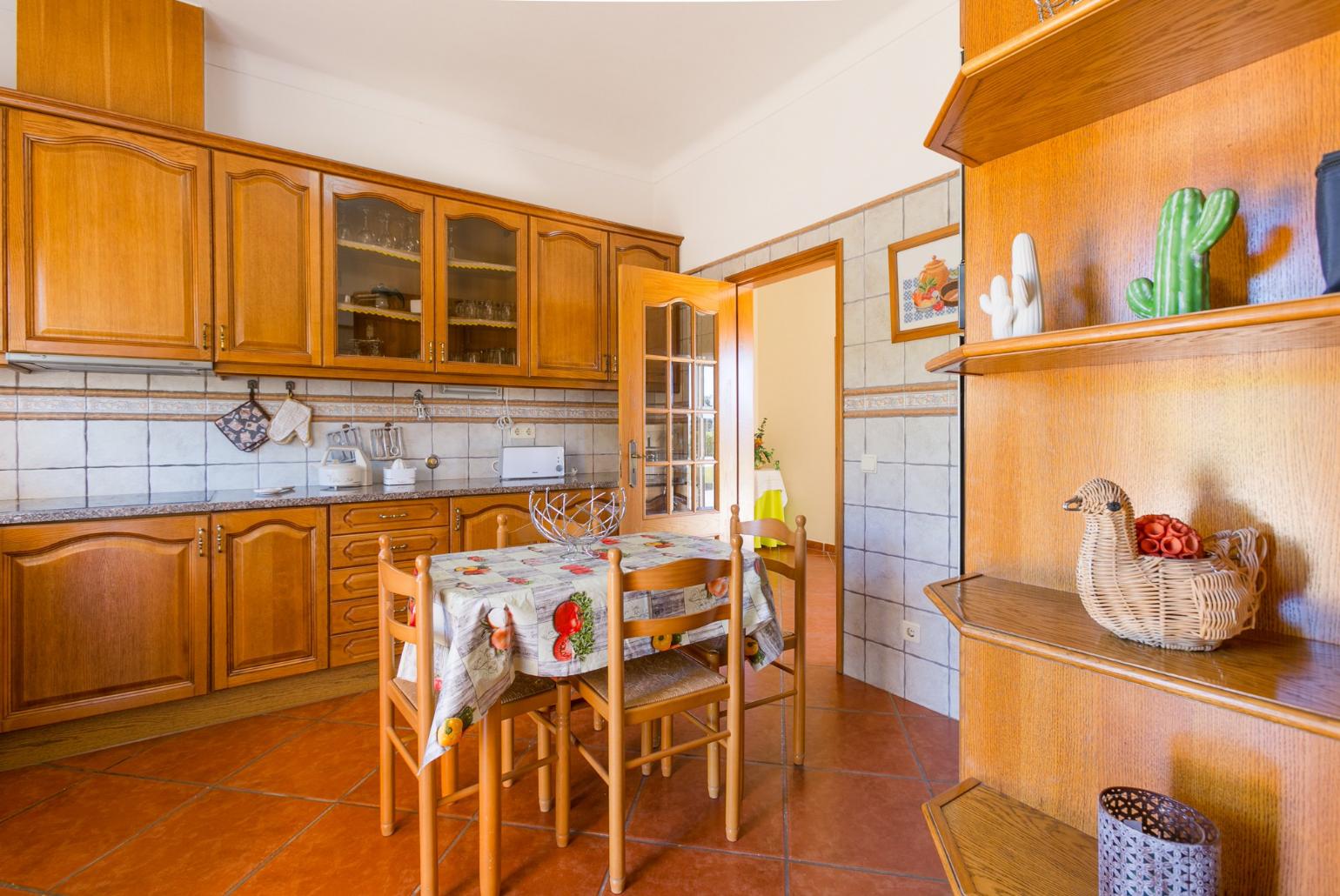 Equipped kitchen with dining table 