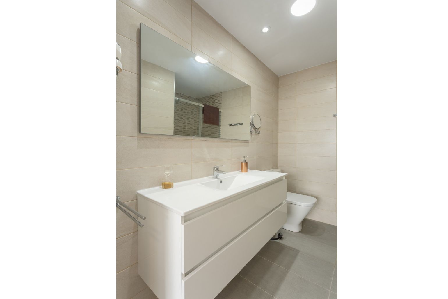 En suite bathroom with shower