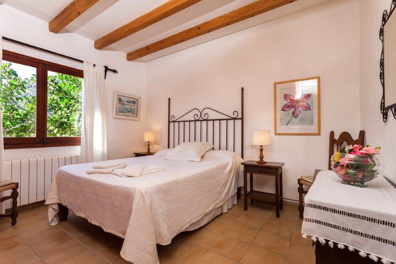 Twin bedroom with en suite bathroom and A/C
