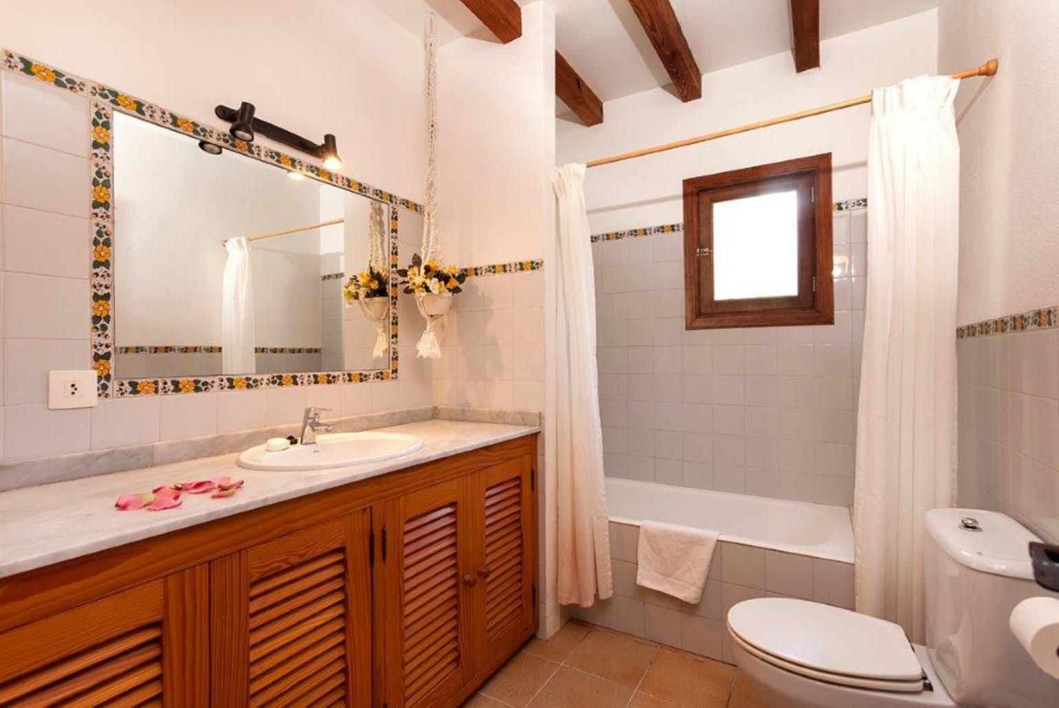 En suite bathroom with shower