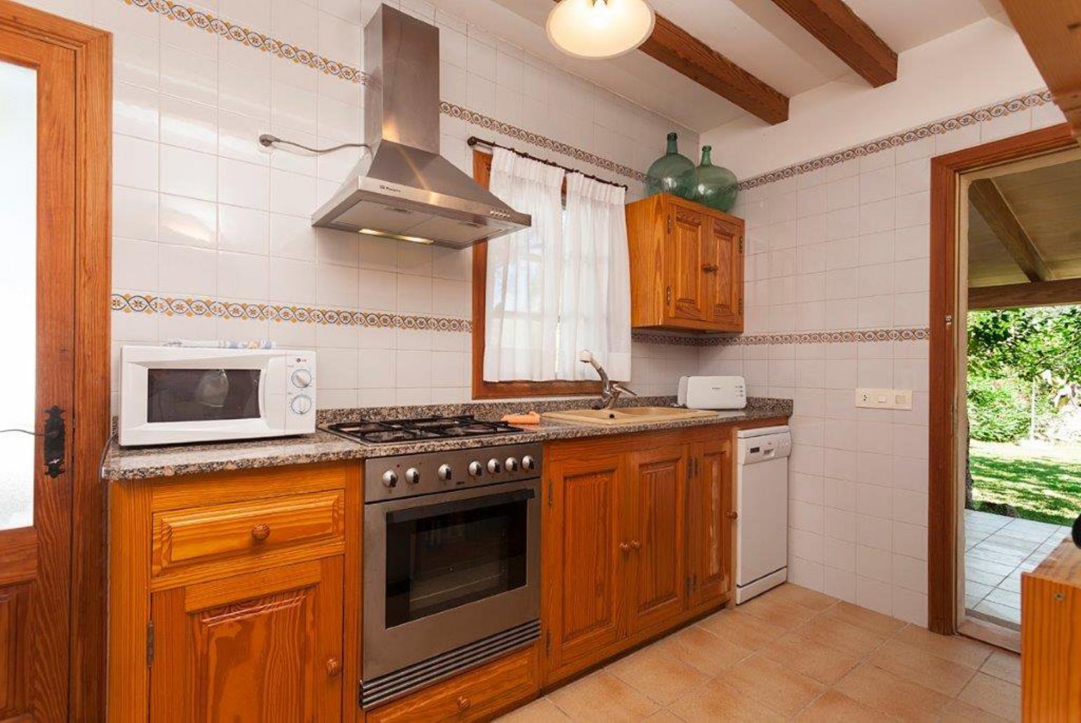 Double bedroom with en suite bathroom and A/C