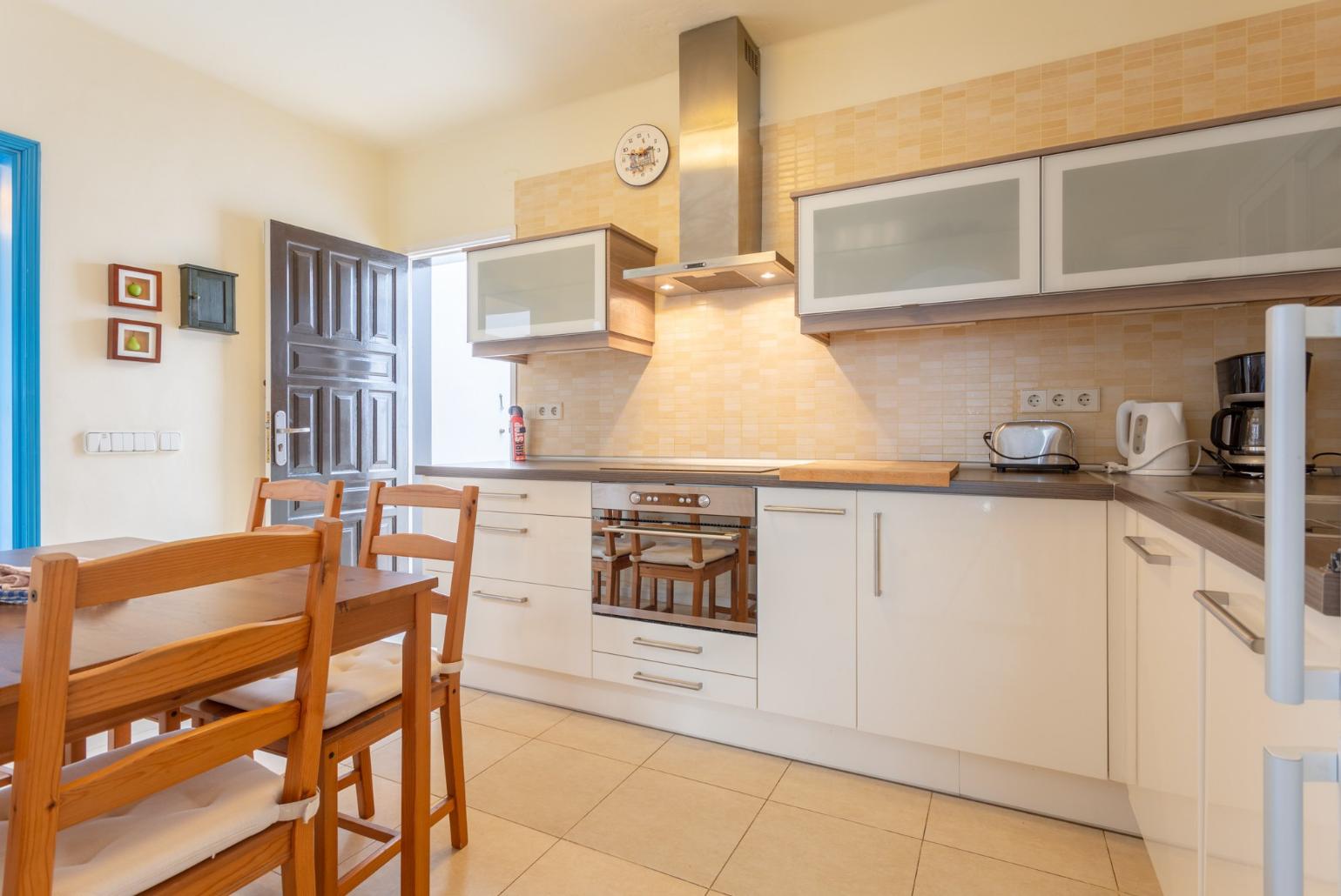 Equipped kitchen and dining area 