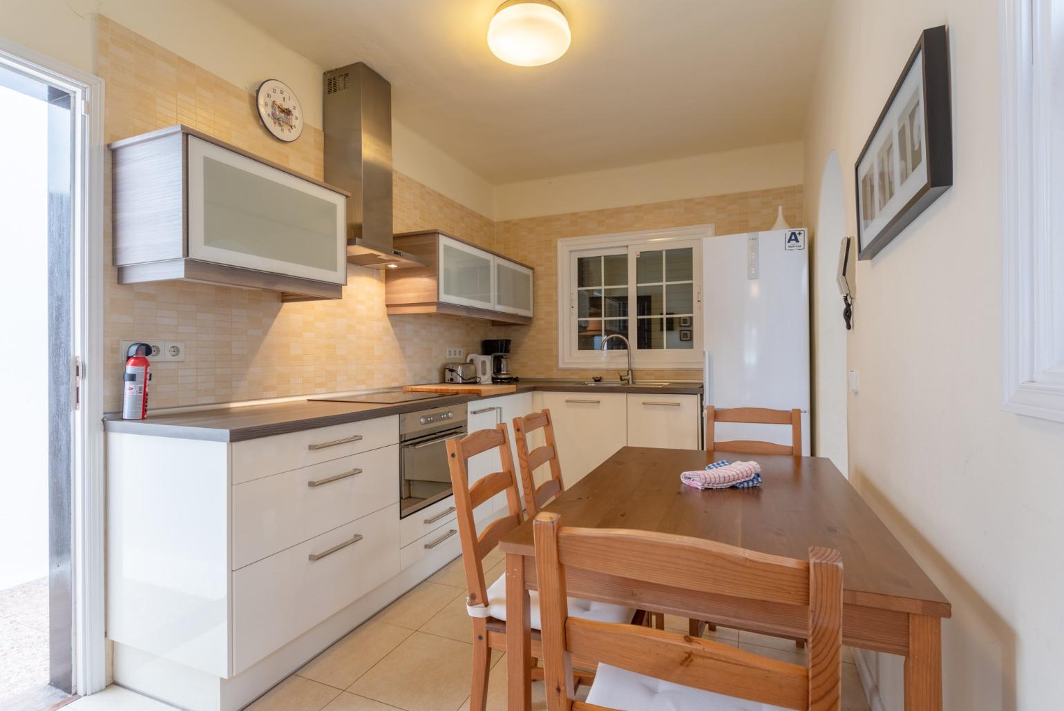 Equipped kitchen and dining area 