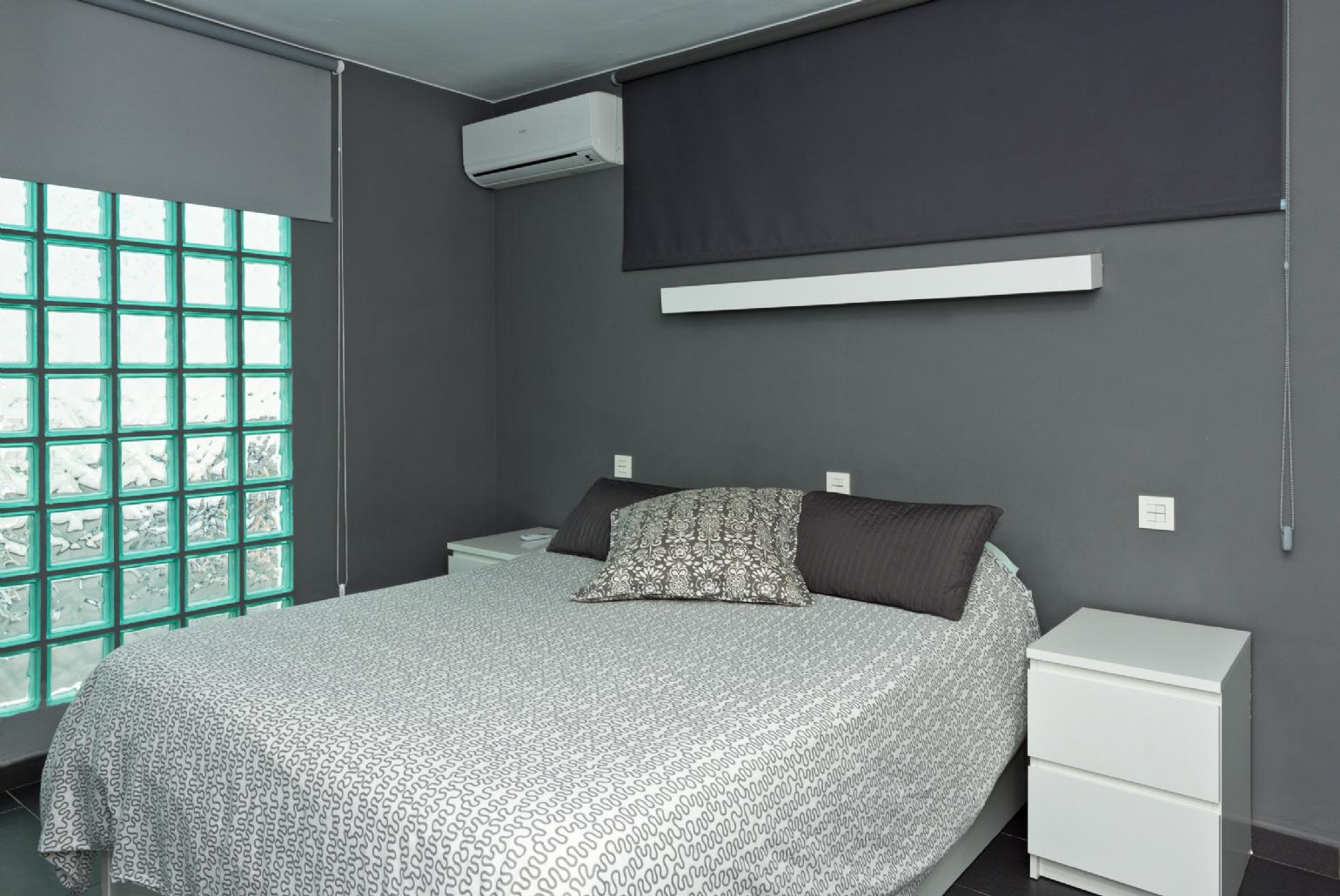 Air-conditioned double bedroom 