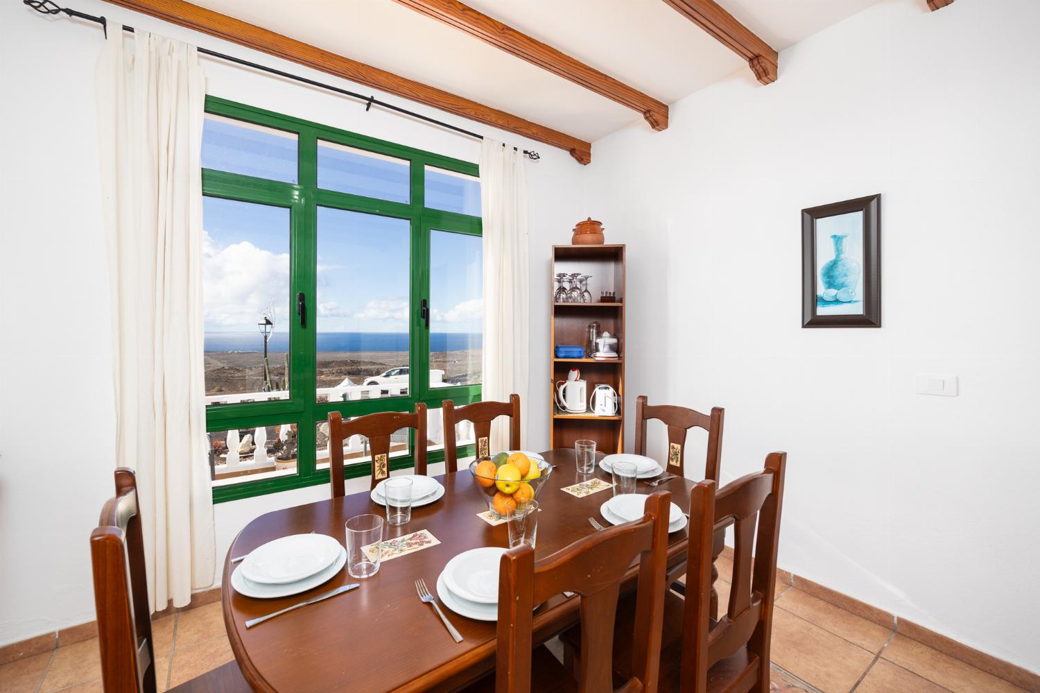 Equipped kitchen with dining area