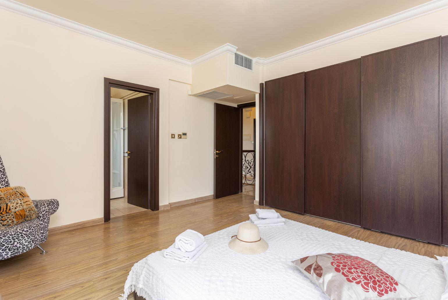 Double bedroom with en suite bathroom, A/C, sea views, and balcony access