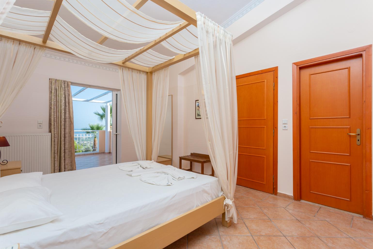 Double bedroom with en suite bathroom, A/C, and balcony access