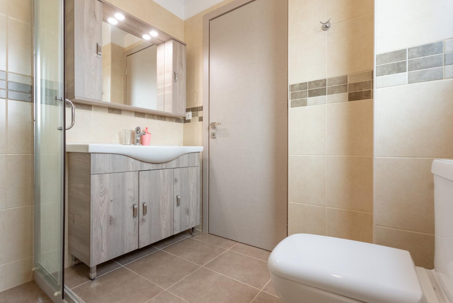 En suite bathroom with overhead shower