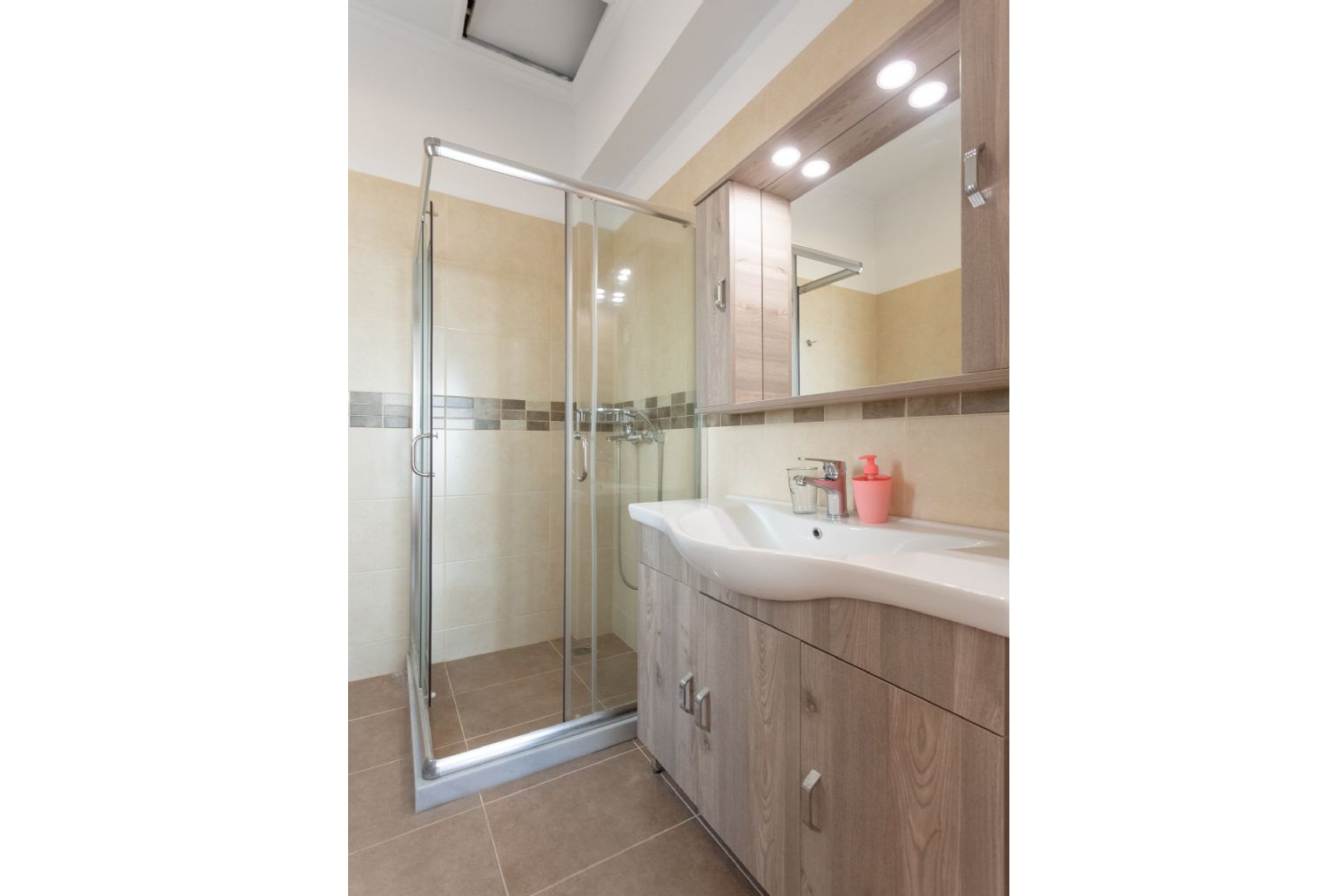 En suite bathroom with overhead shower