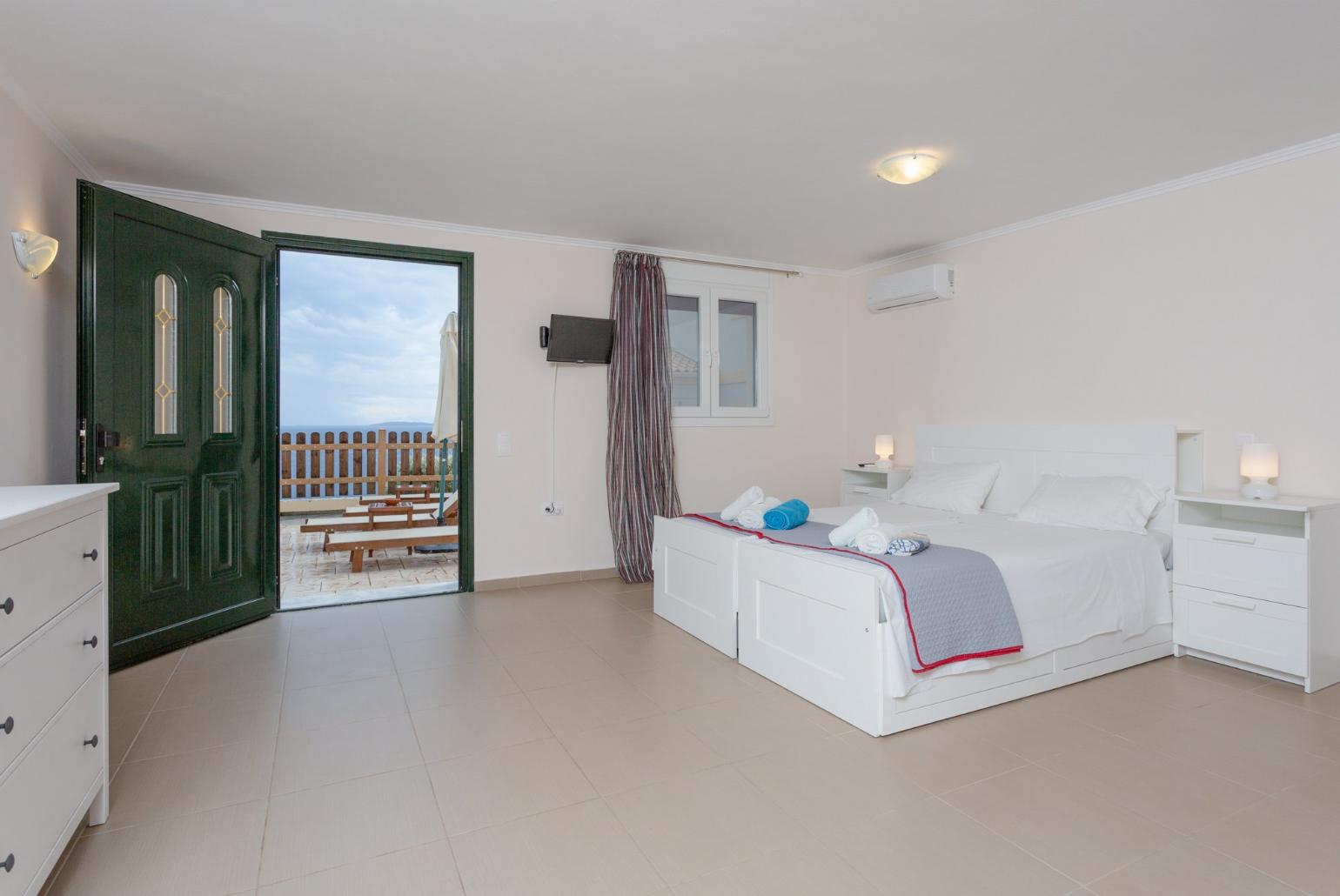 Twin bedroom with en suite bathroom, A/C, TV, and pool terrace access