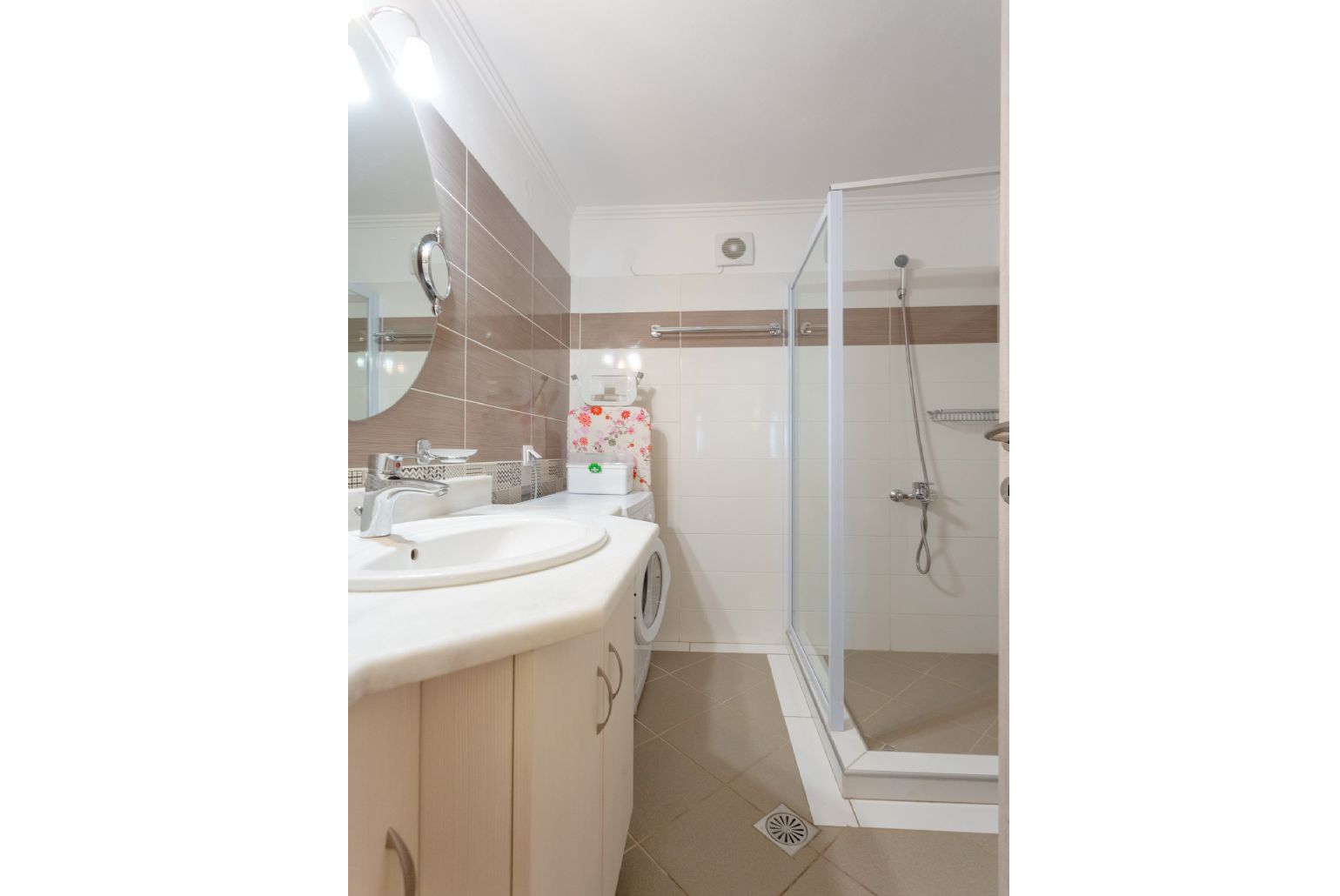 En suite bathroom with overhead shower