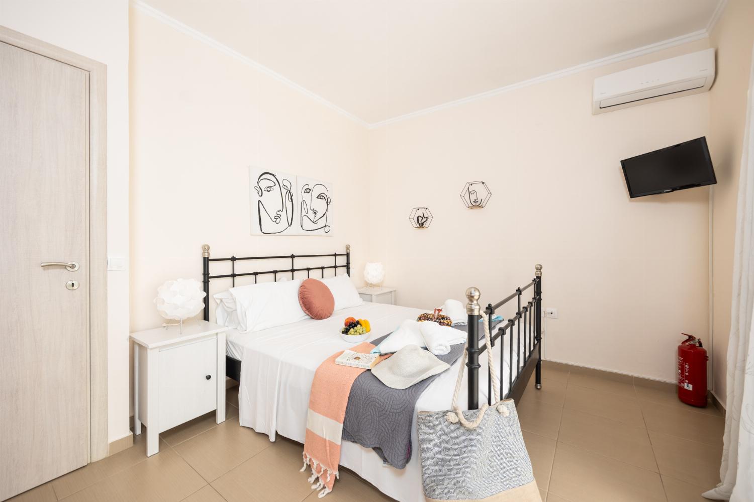 Double bedroom with en suite bathroom, A/C, and sea views