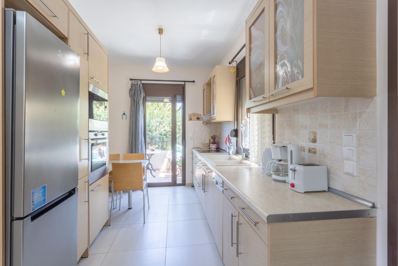 Equipped kitchen with balcony access