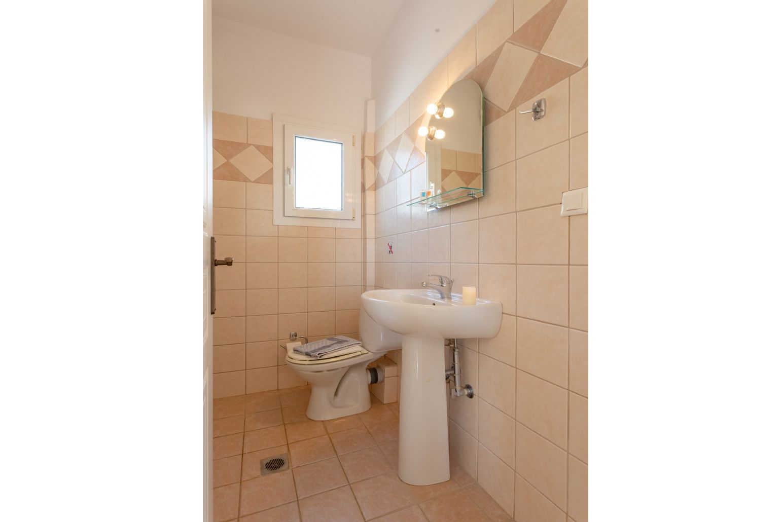 En suite bathroom with overhead shower