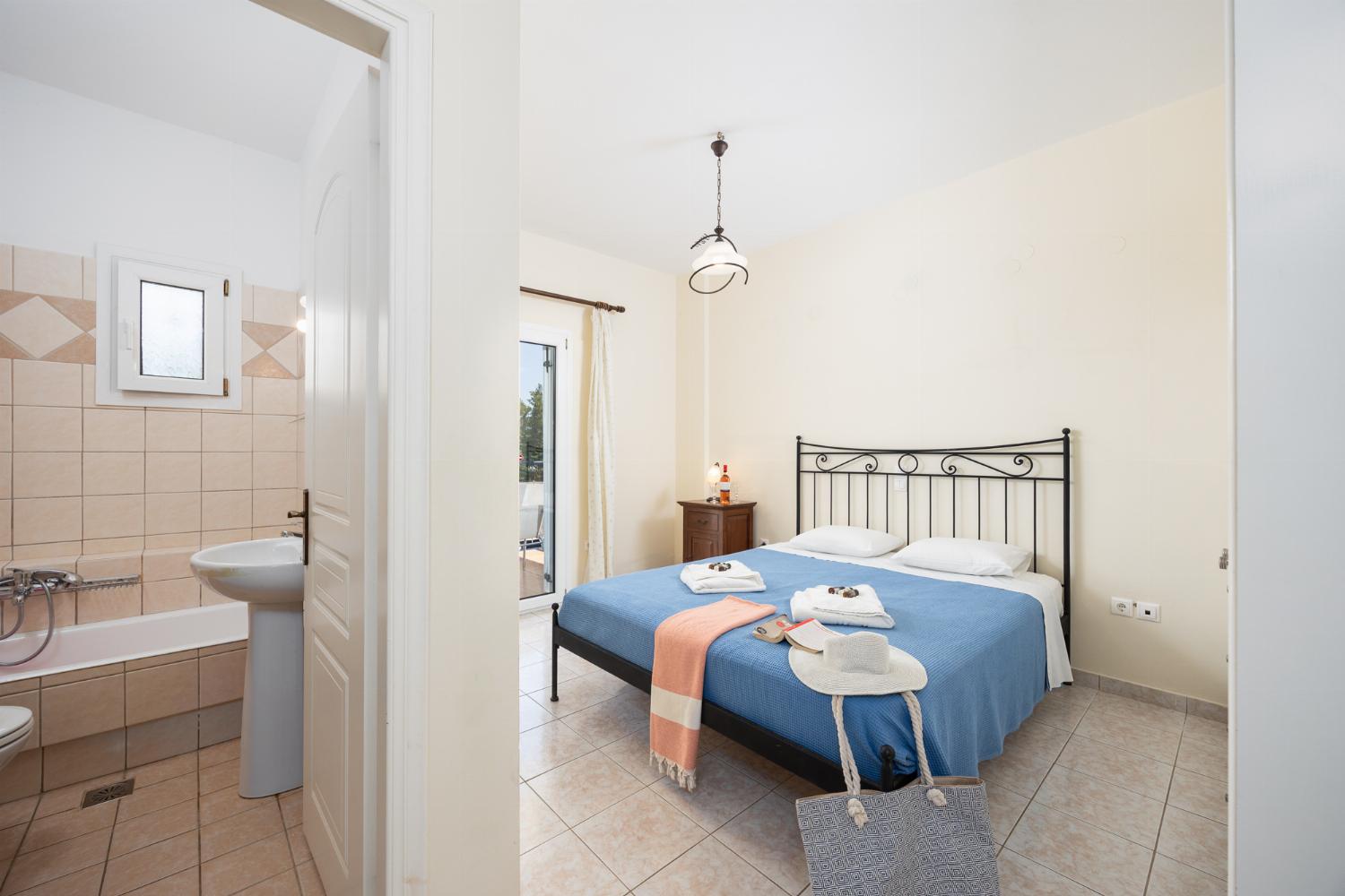 Double bedroom with en suite bathroom and A/C