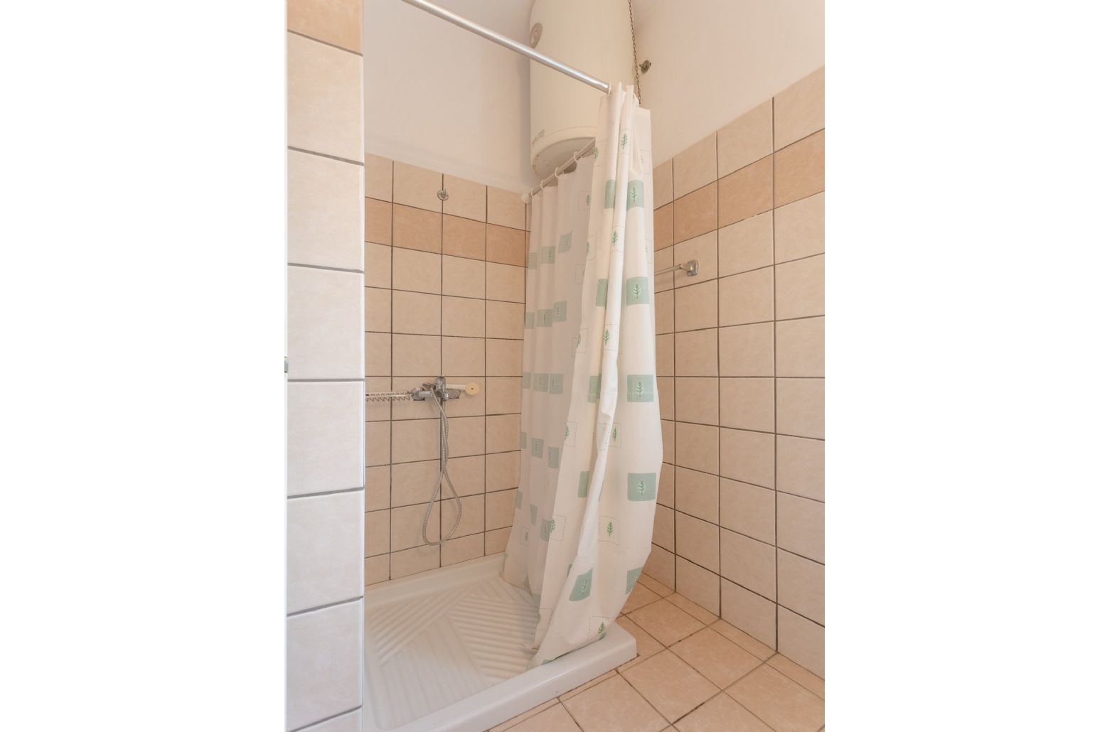 En suite bathroom with overhead shower