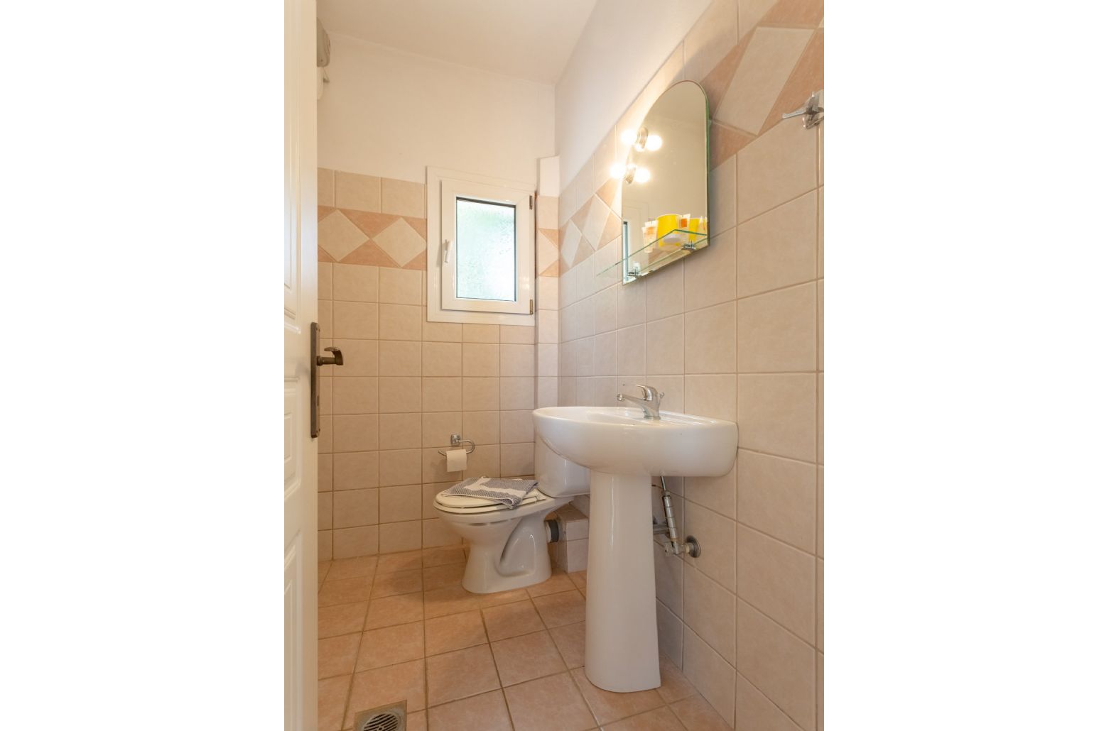 En suite bathroom with overhead shower