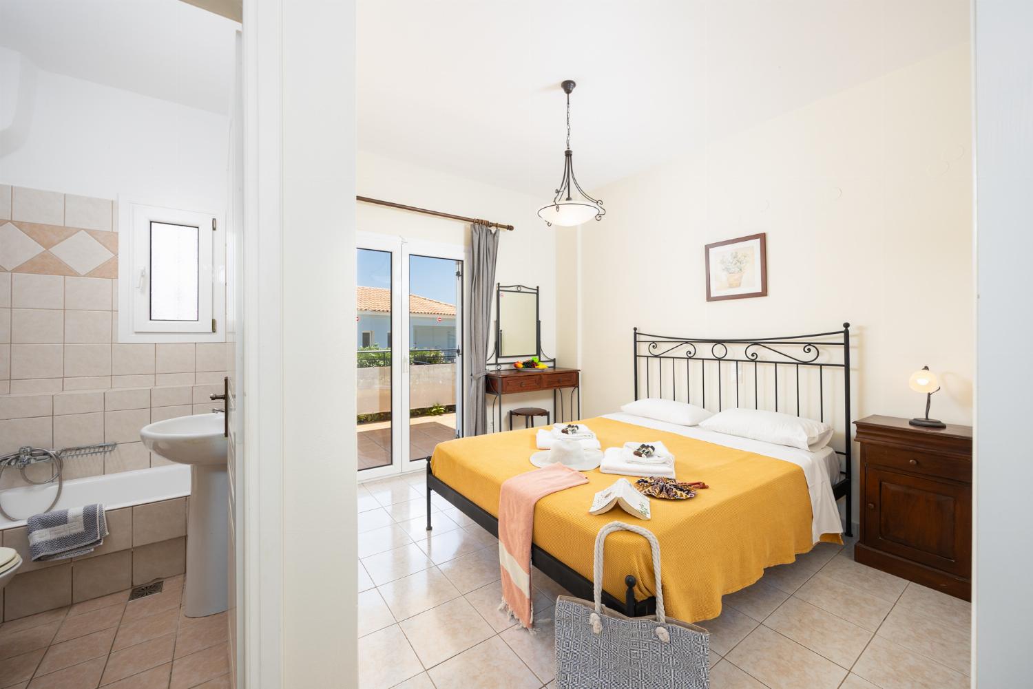 Double bedroom with en suite bathroom and A/C