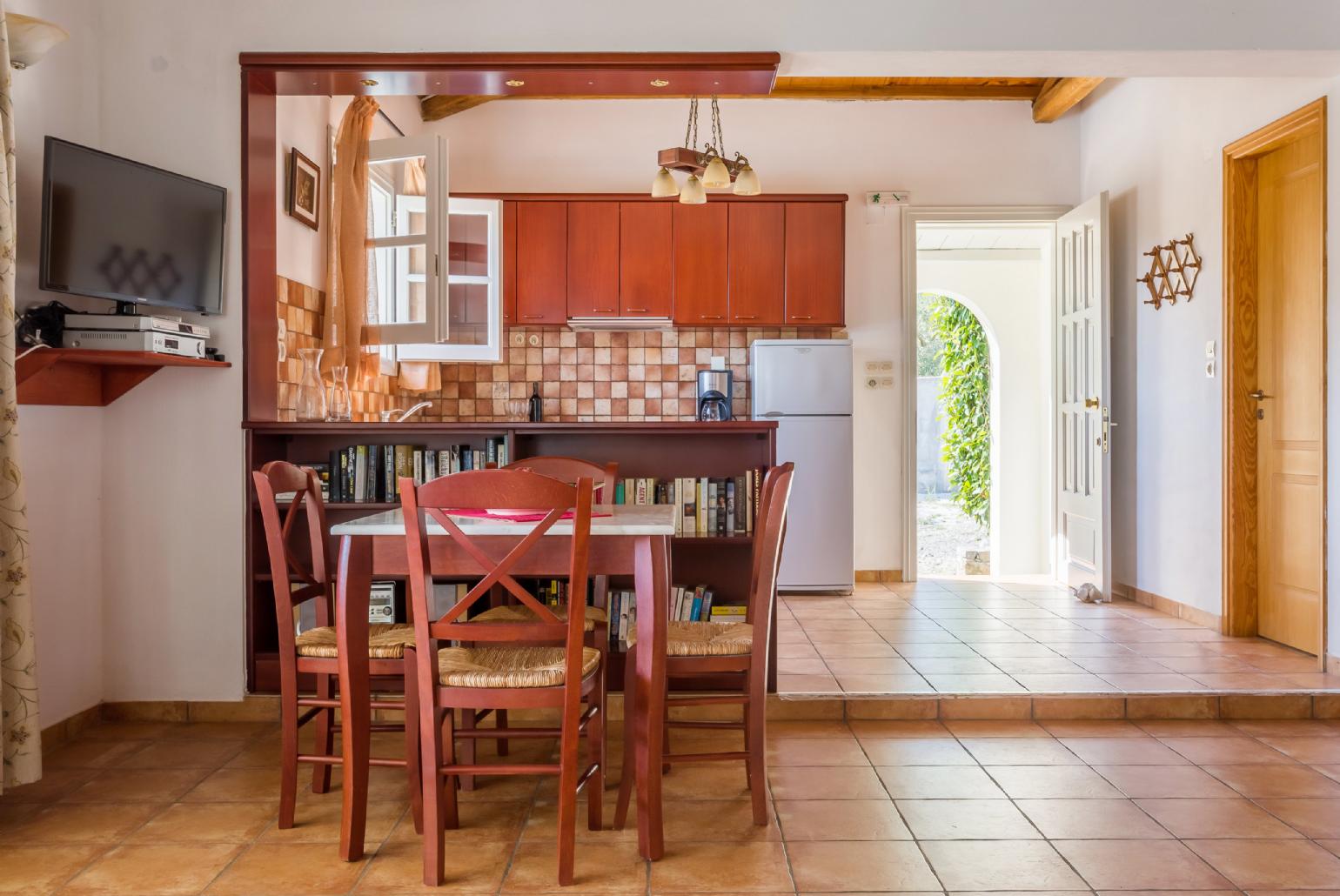 Equipped kitchen and open plan dining area.