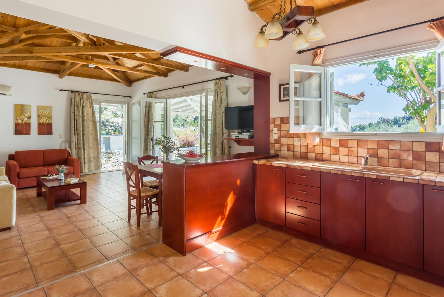 Equipped kitchen and open plan dining area.