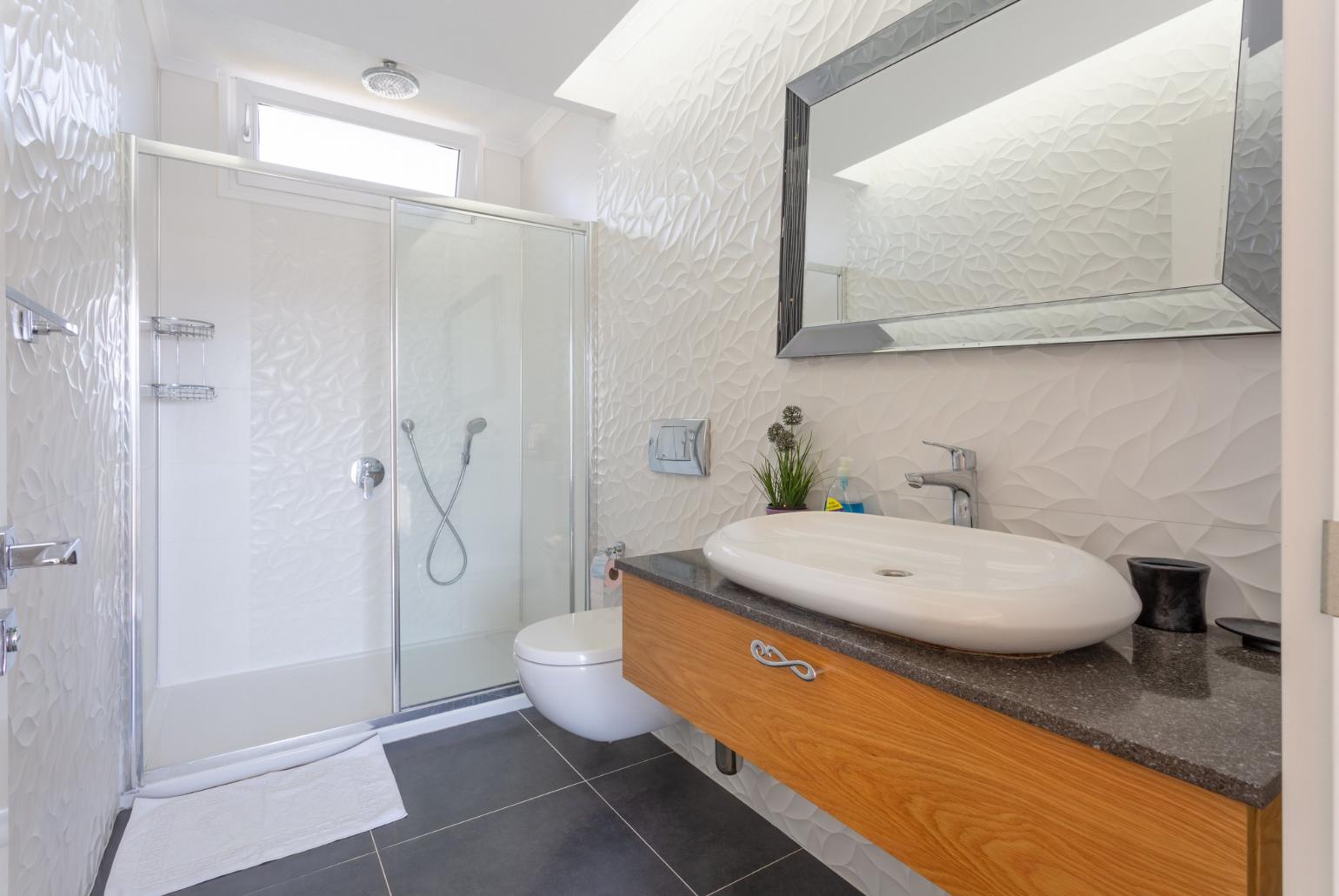 En suite bathroom with overhead shower