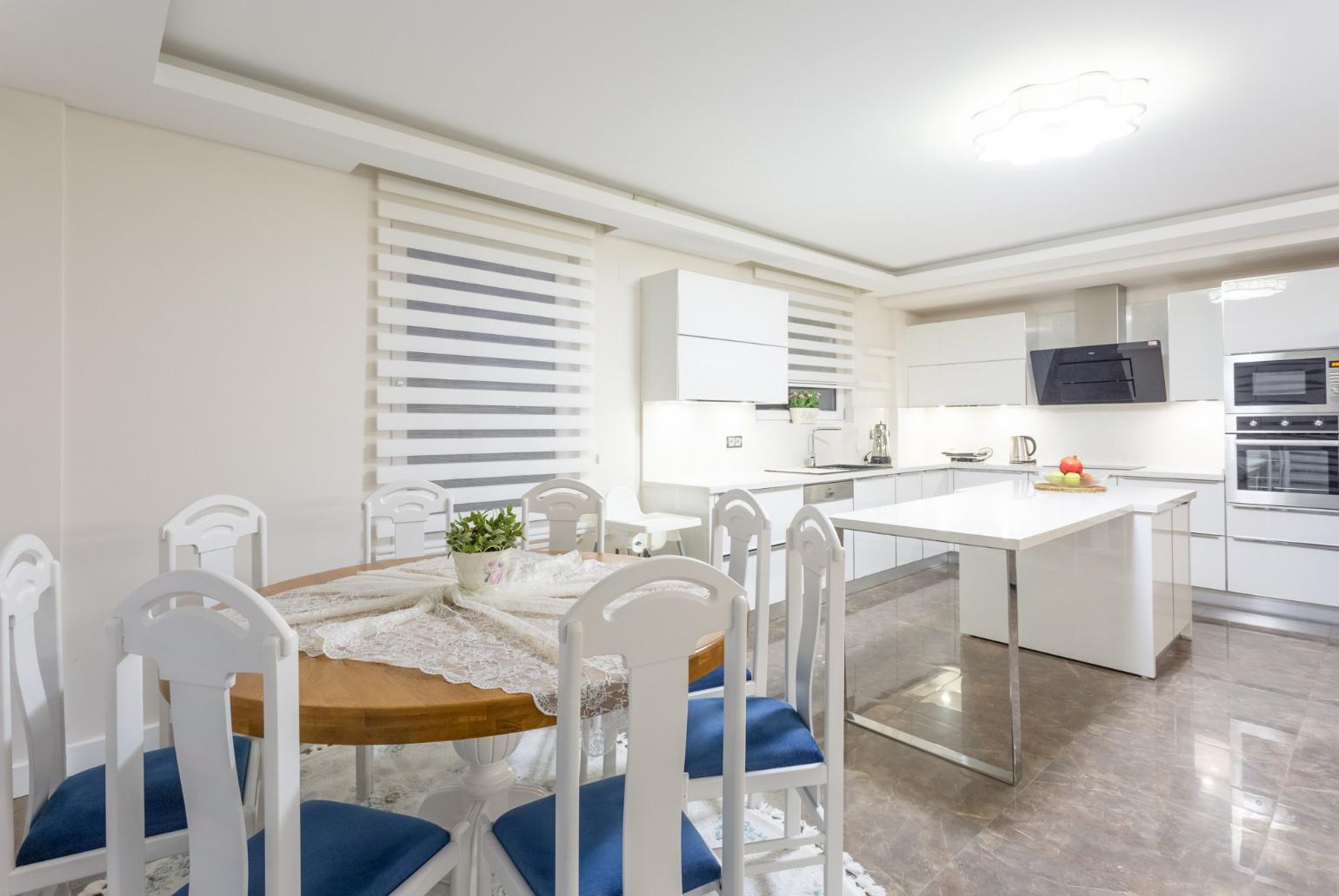 Dining area and equipped kitchen