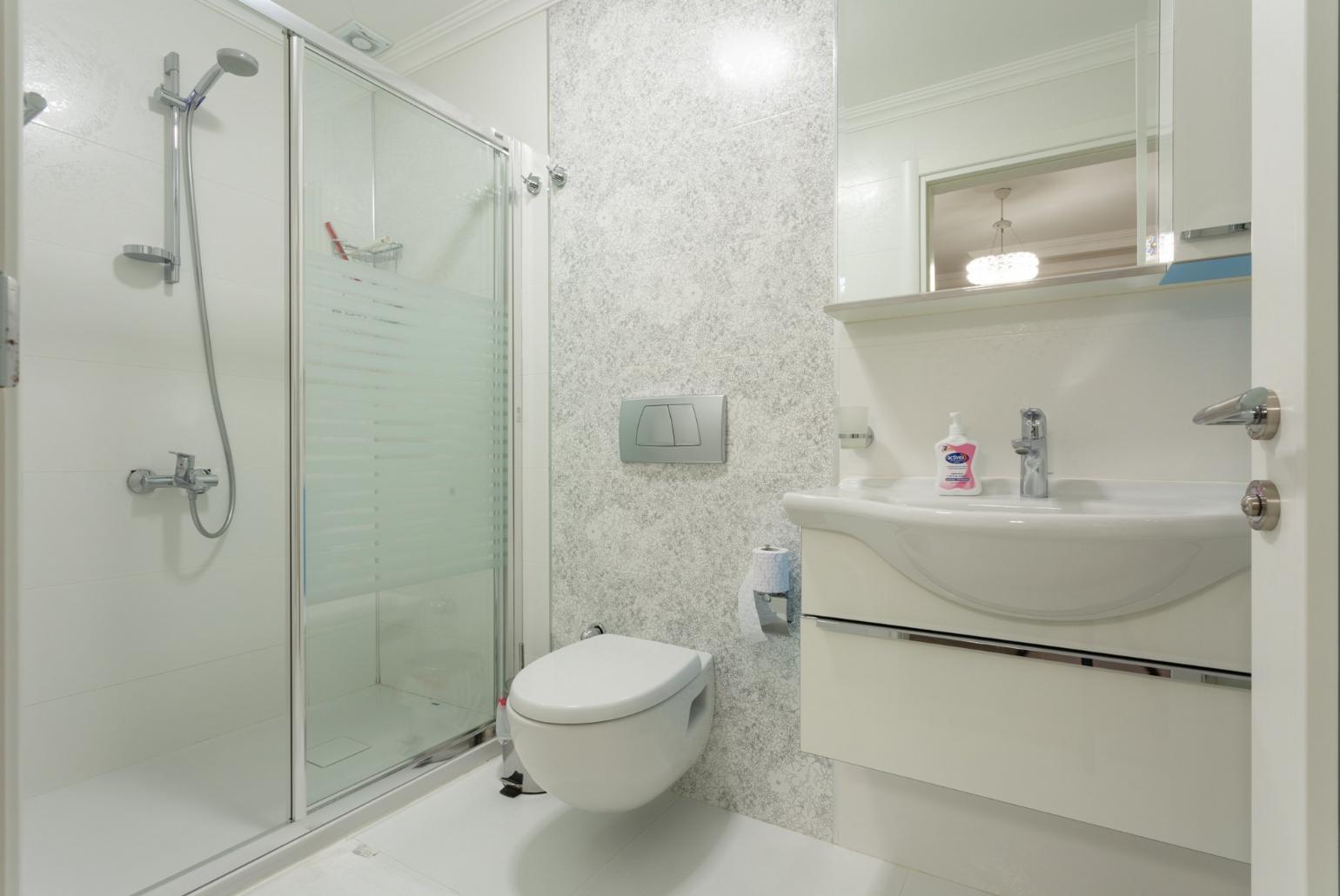 En suite bathroom with overhead shower