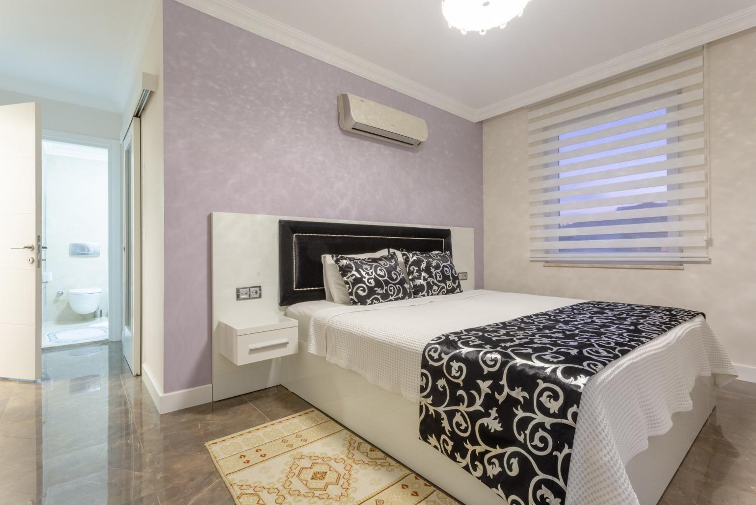 Double bedroom with en suite bathroom and A/C