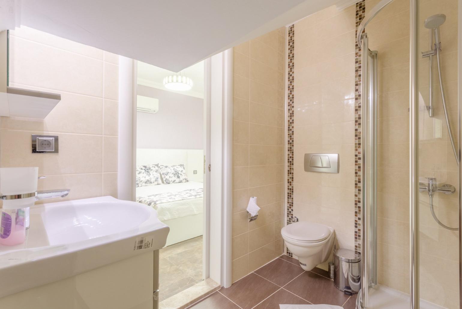 En suite bathroom with overhead shower