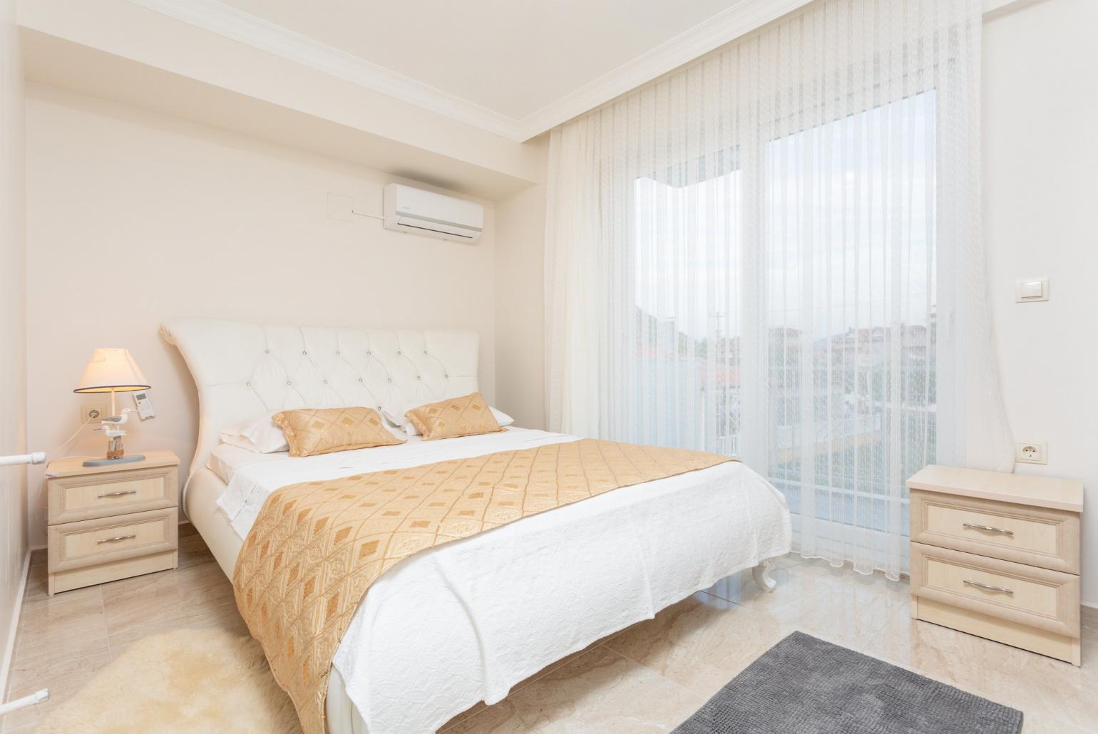 Double bedroom with en suite bathroom, A/C, and balcony access