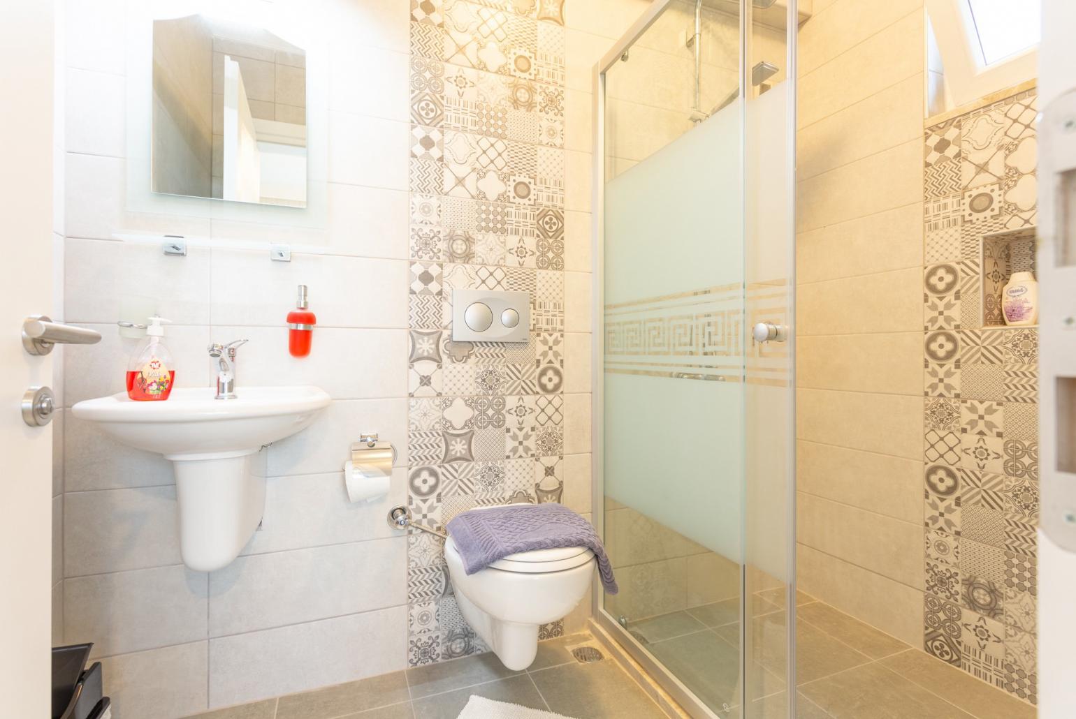 En suite bathroom with overhead shower