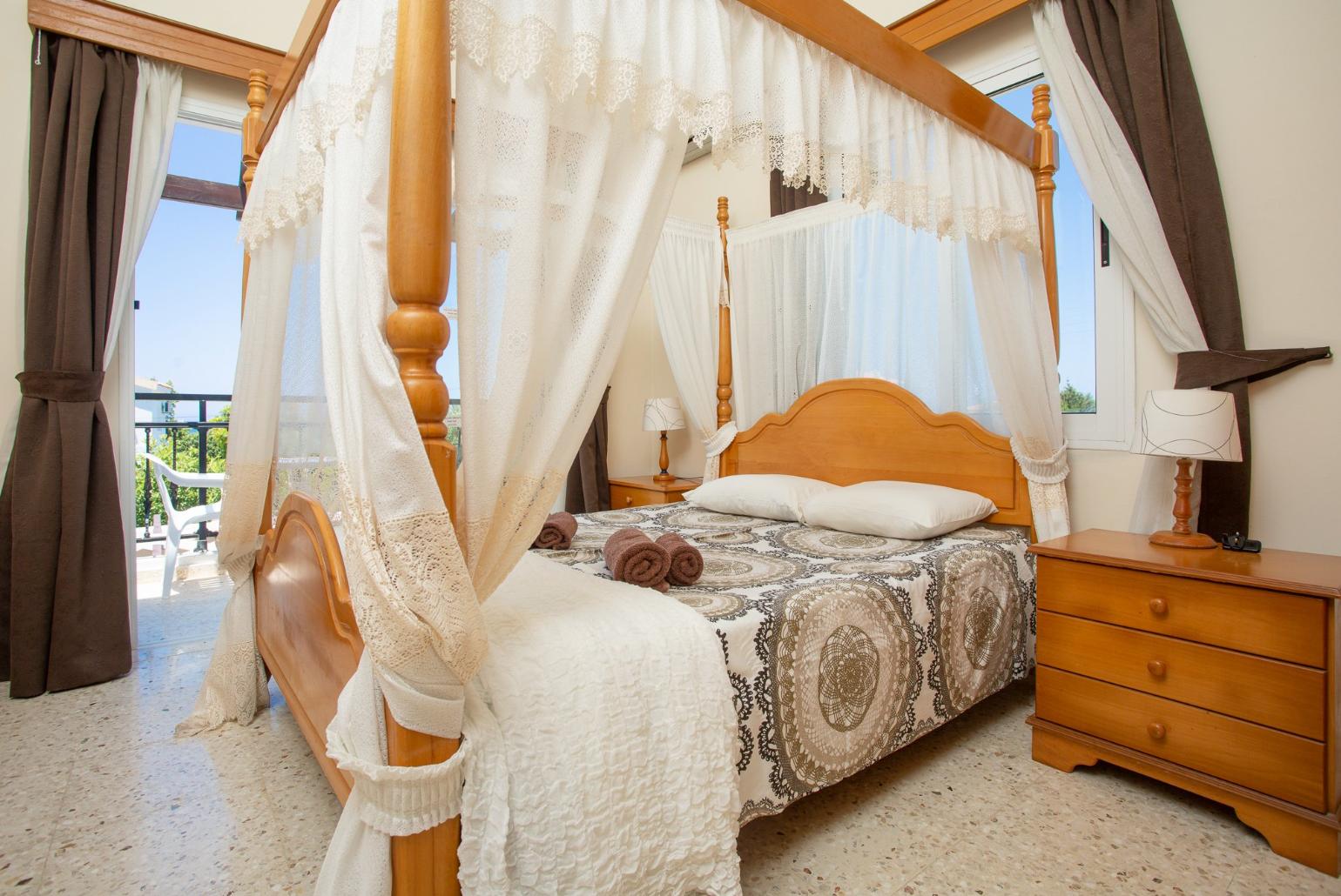 Double bedroom with en suite bathroom, A/C and balcony access with sea views