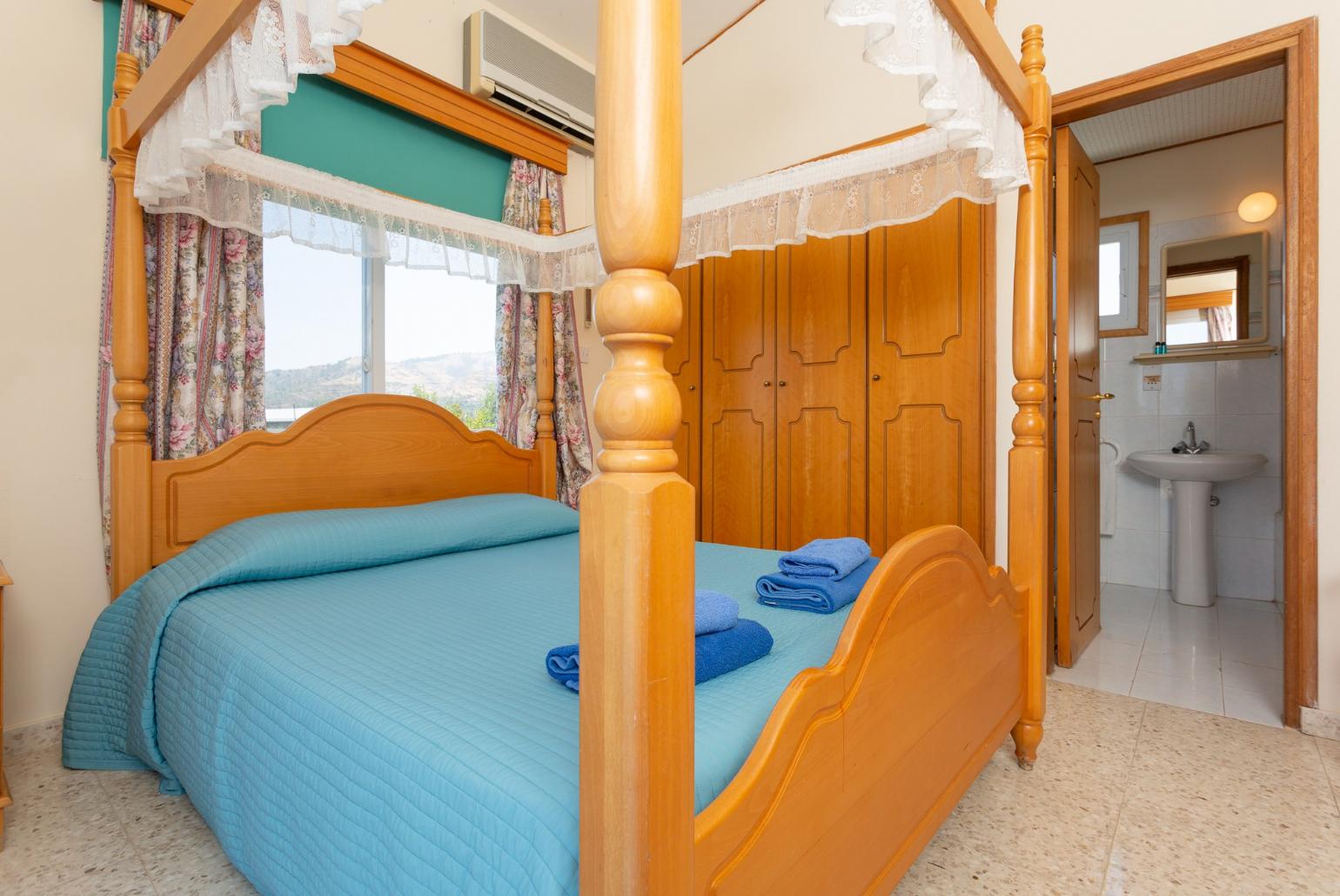Double bedroom with A/C, en suite bathroom, and balcony access with sea views