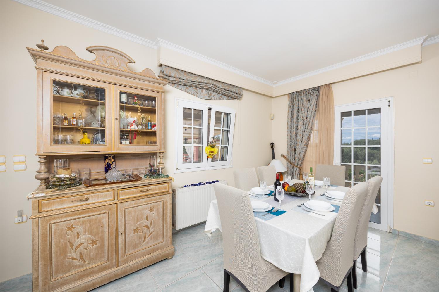 Open-plan living room with sofa, dining area, kitchen, ornamental fireplace, A/C, WiFi internet, and satellite TV