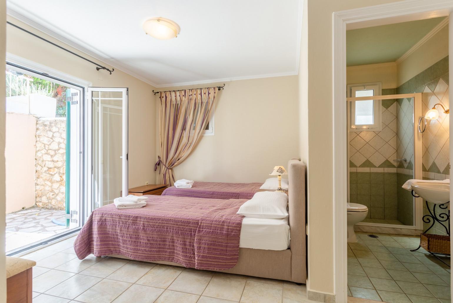 Twin bedroom with en suite bathroom, A/C, and terrace access