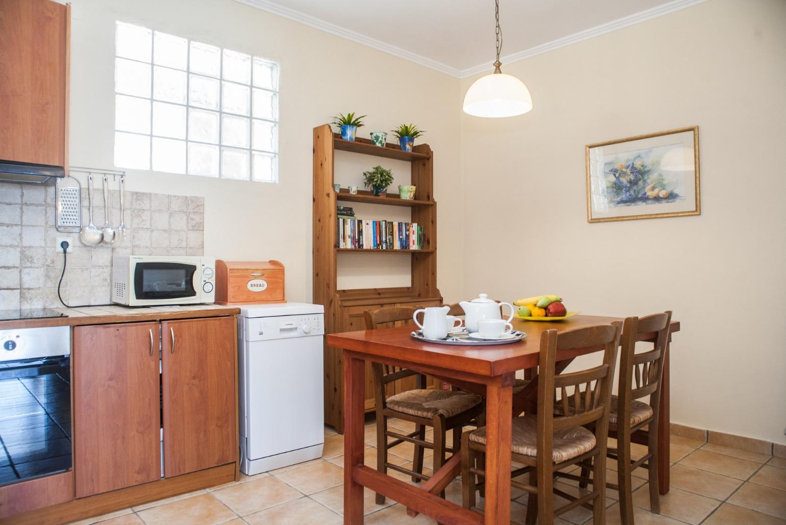 Equipped kitchen and dining area