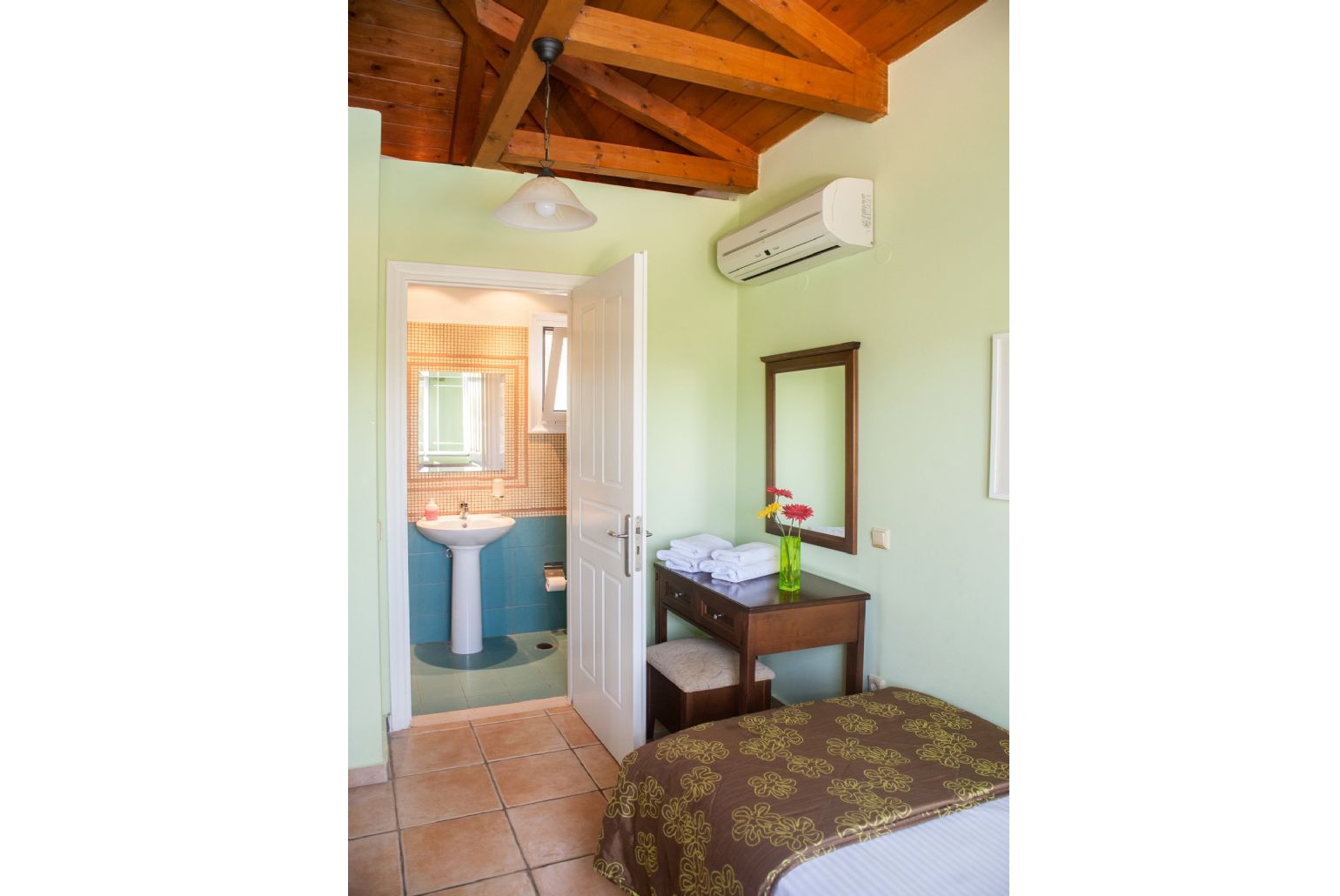 Twin bedroom with en suite bathroom and A/C